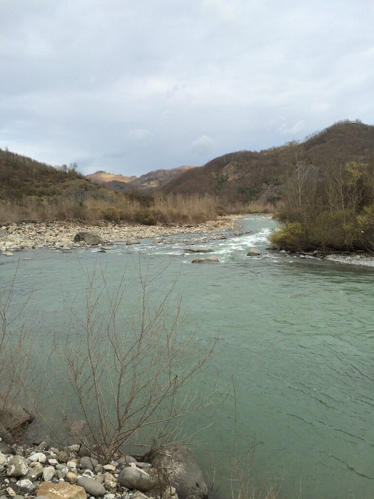 Le acque verdi del Torrente Enza a fine inverno, tra i crinali dell'Appennino