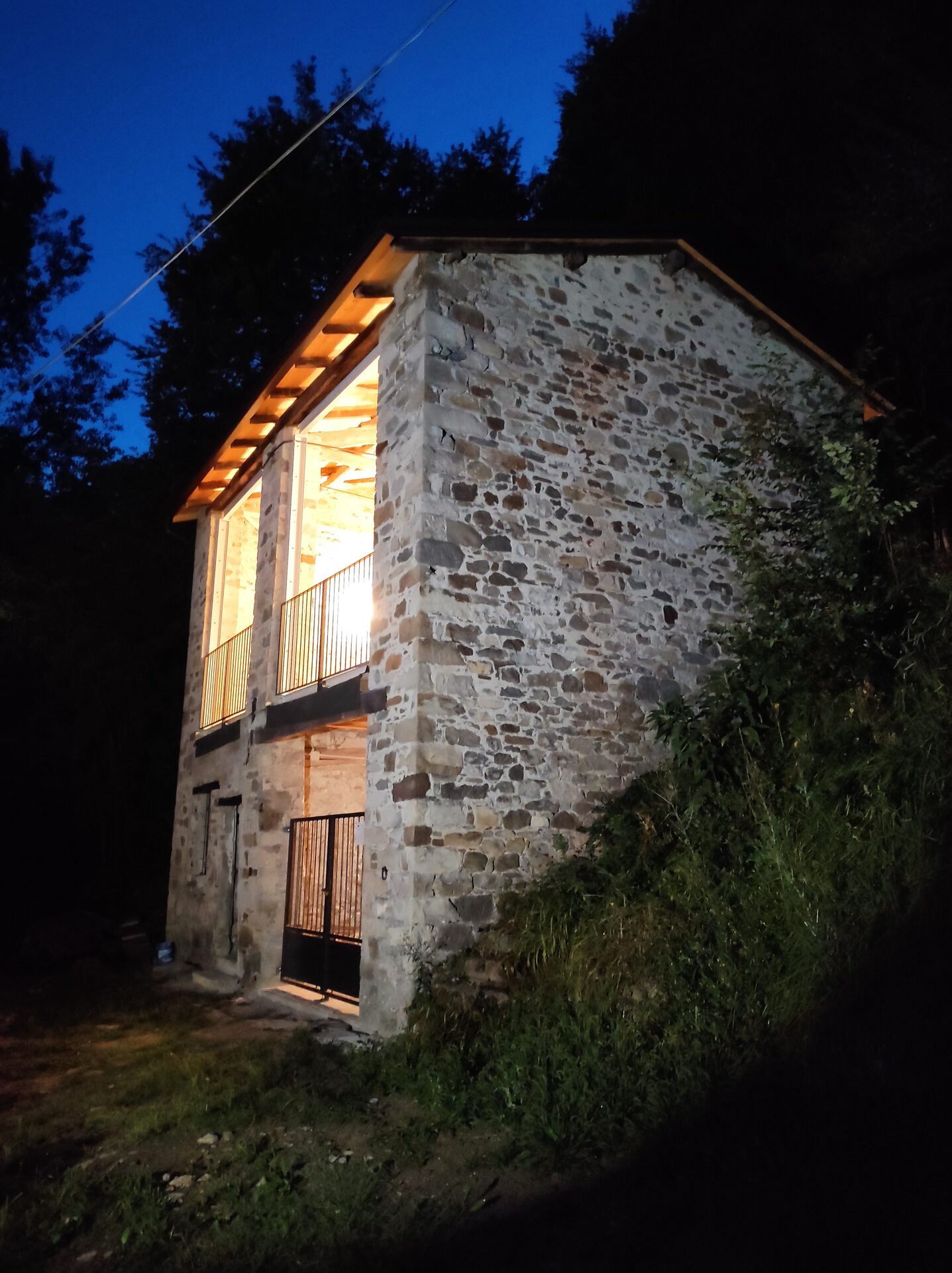 Il borgo di La Mora e il paesaggio dell'Appennino