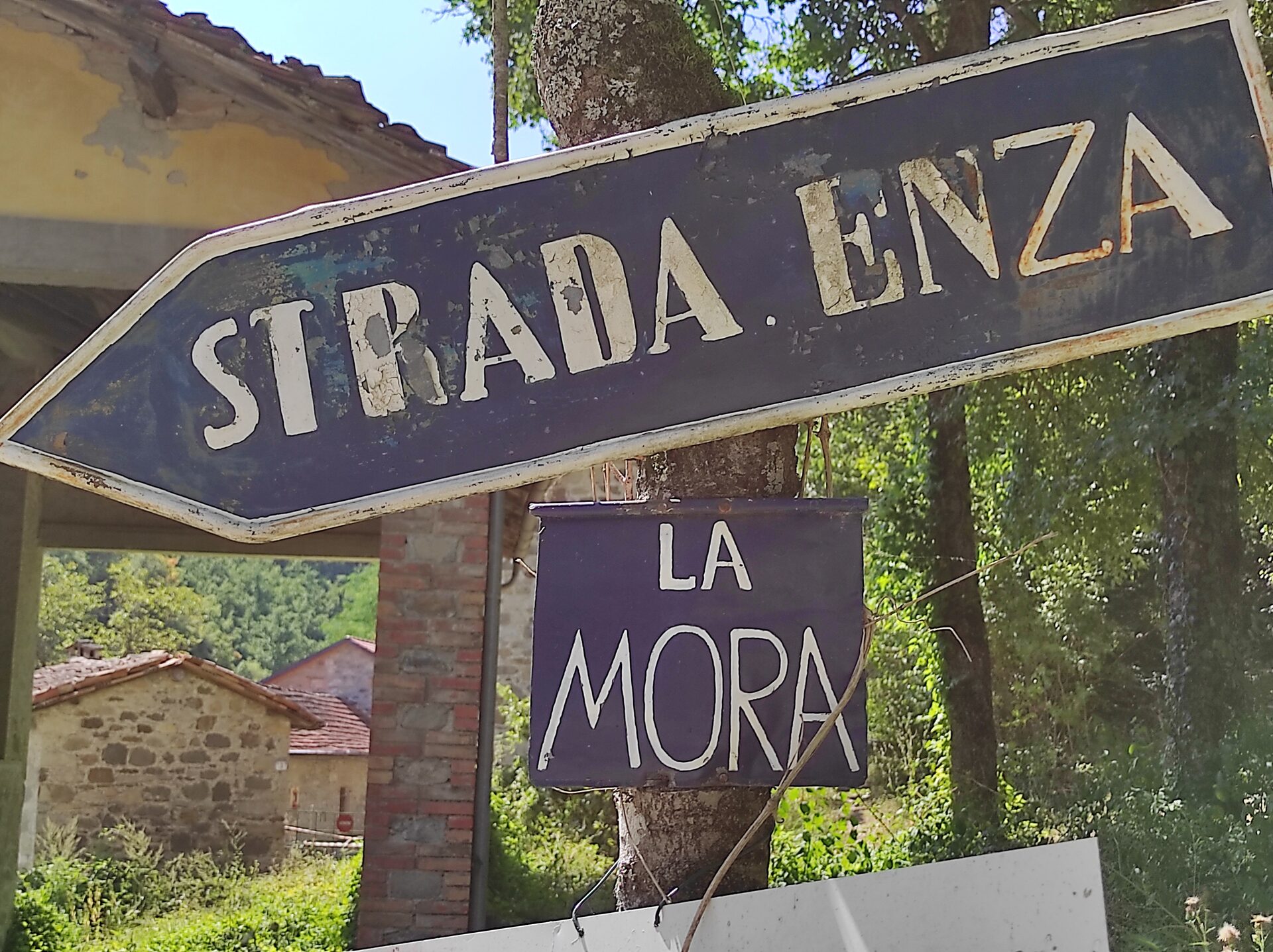 La rinascita del borgo di La Mora: il recupero delle vecchie mura in pietra