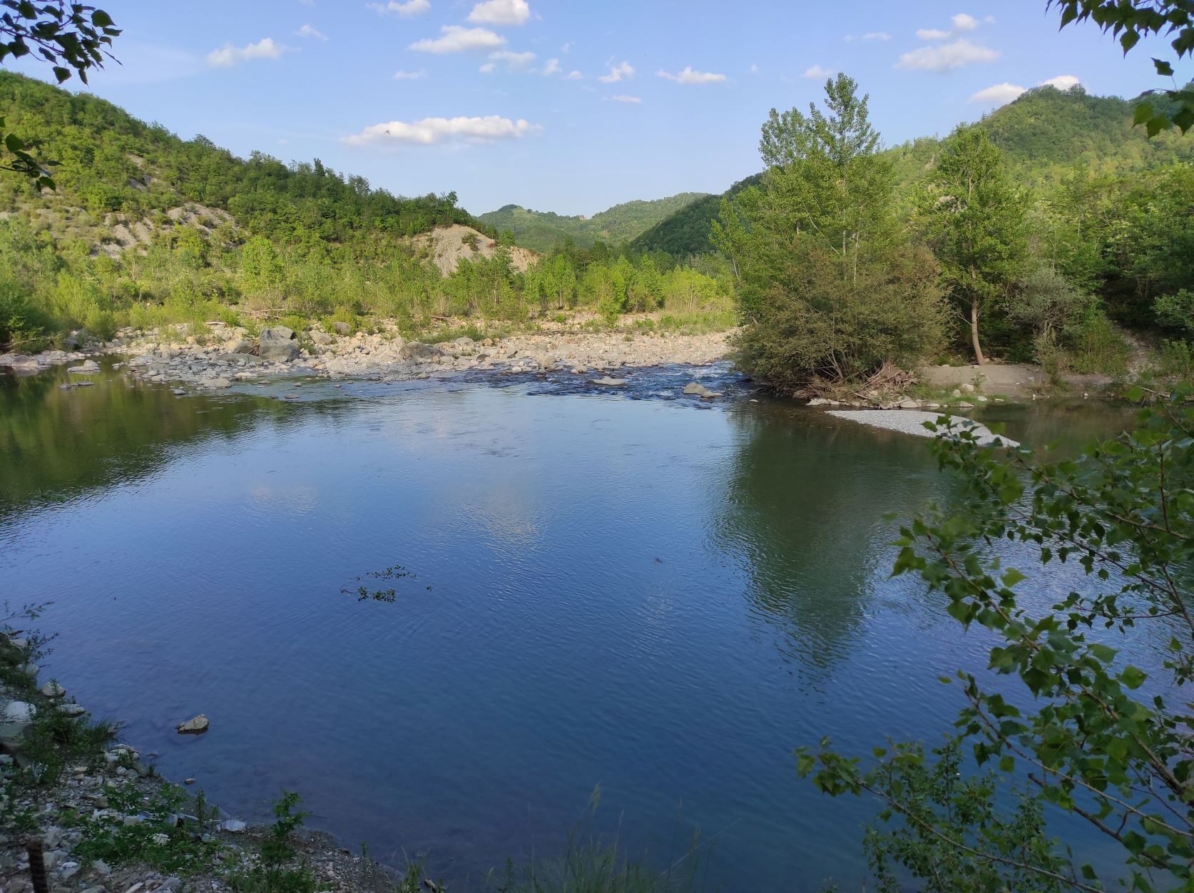 Il borgo rurale di La Mora immerso nella natura appenninica presso il Torrente Enza
